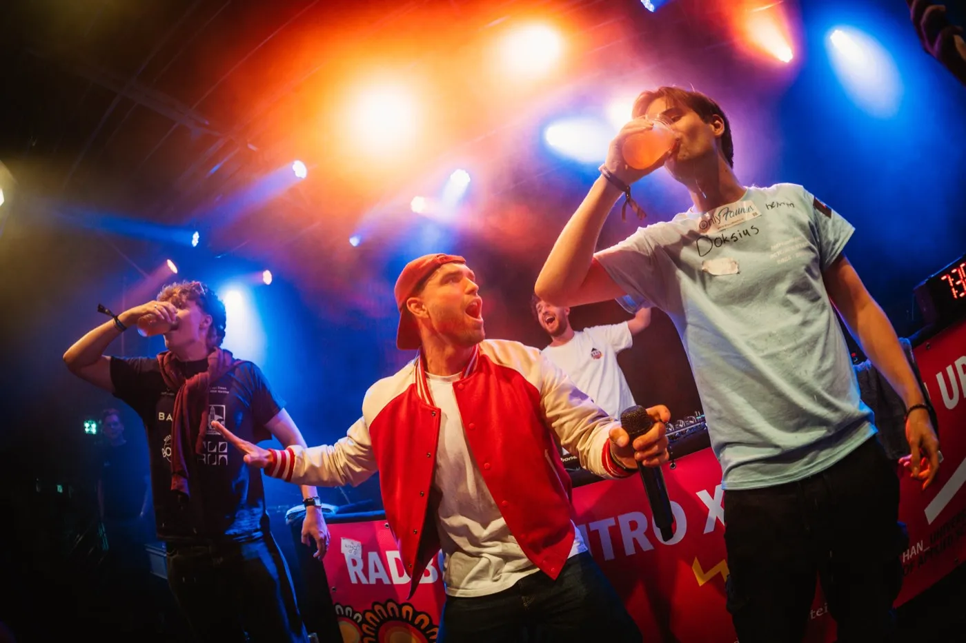 Adtwedstrijd op het podium tijdens een FeestCollege-show
