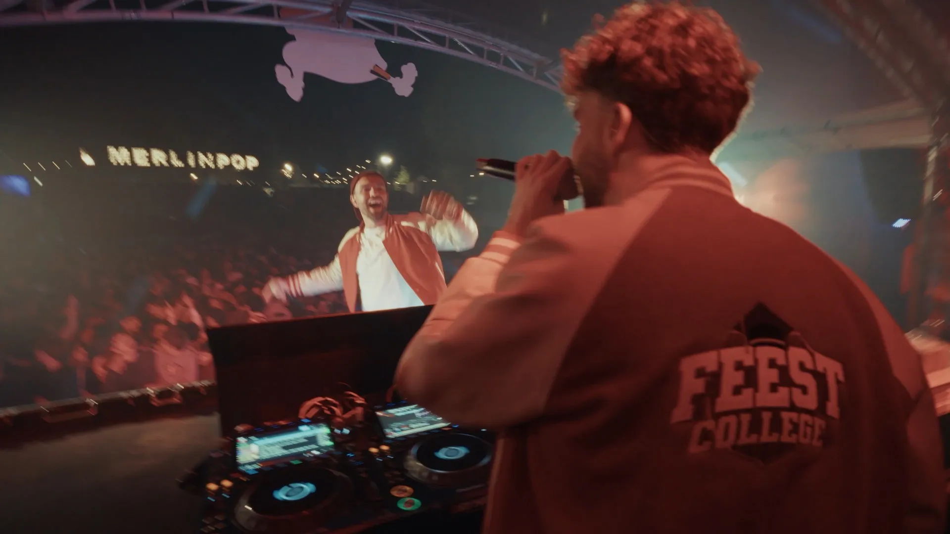 FeestCollege op het podium van Merlinpop