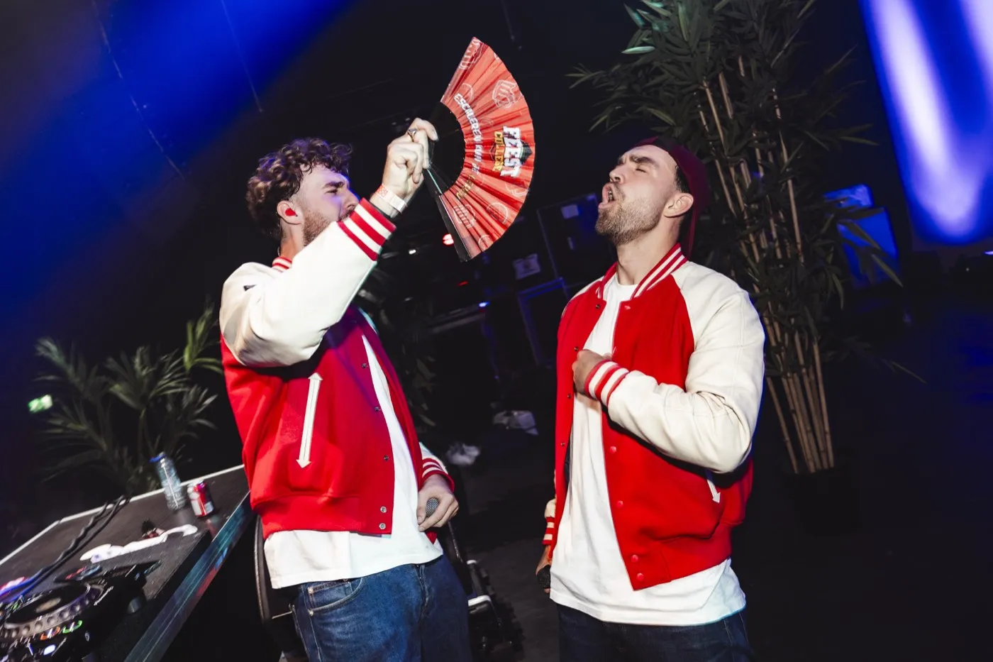 Levi en Samuel met een FeestCollege-waaier