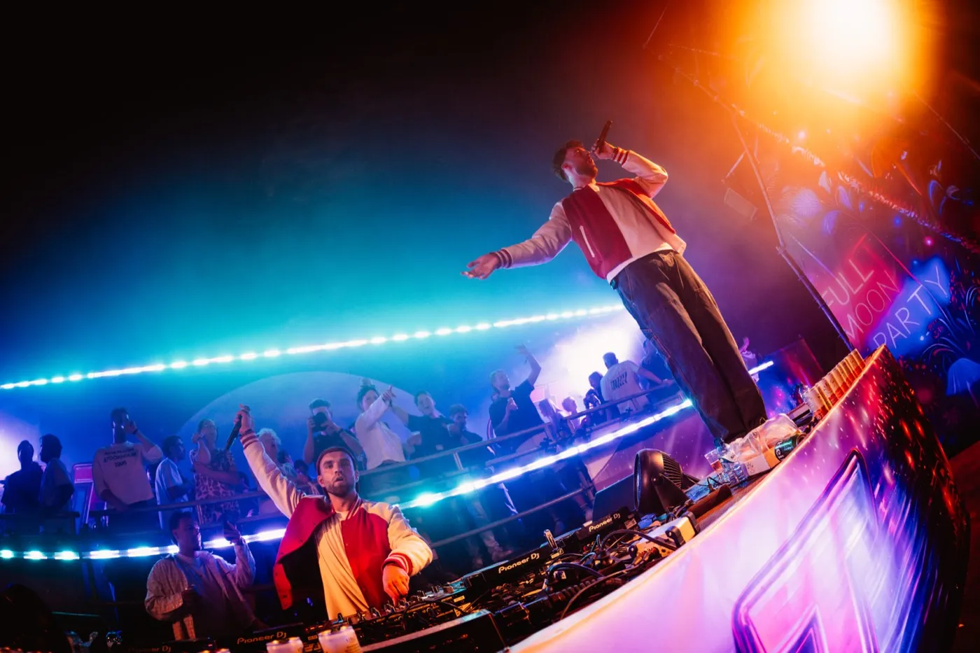 FeestCollege op het podium in blauw licht