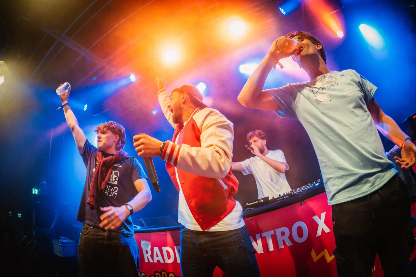 Publiek op het podium tijdens een FeestCollege-show