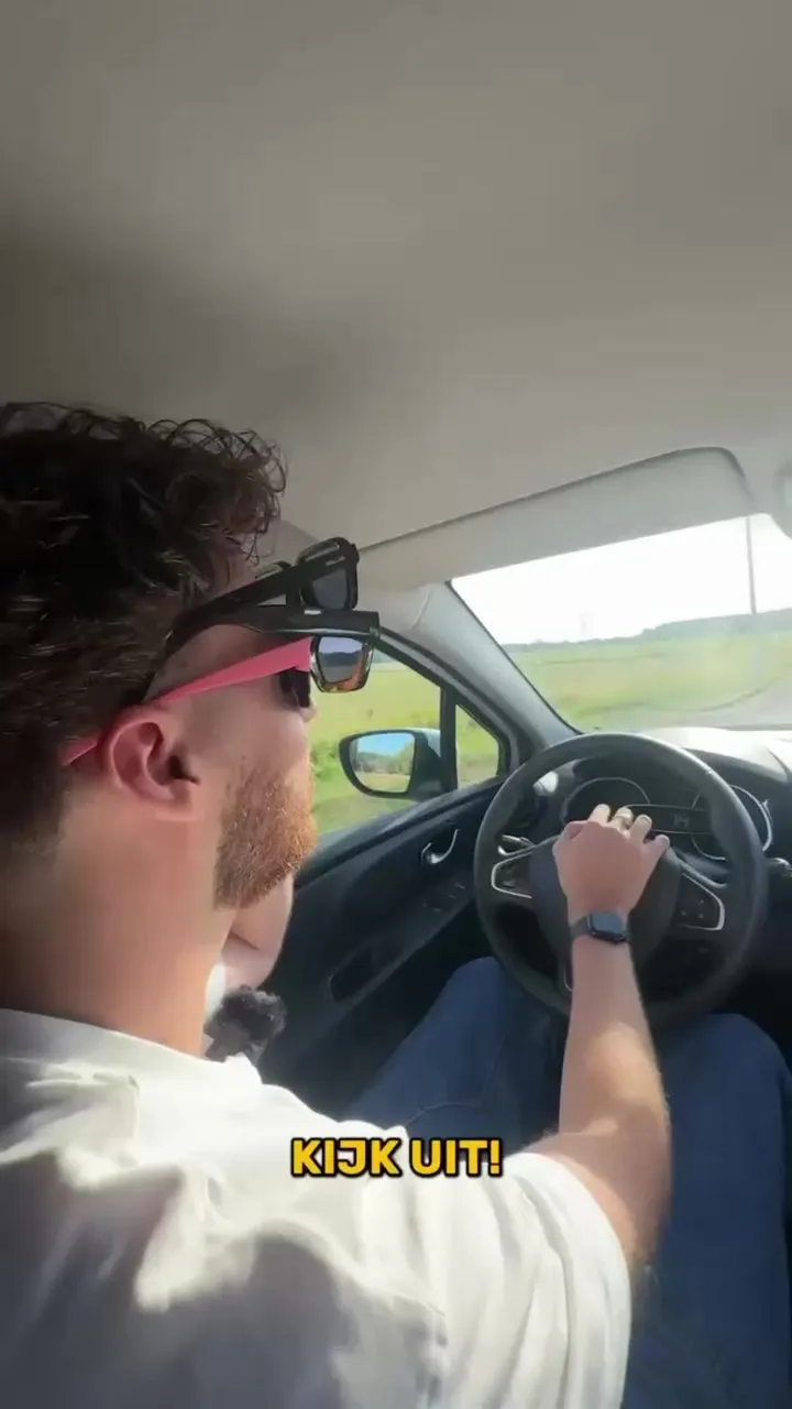 Levi achter het stuur met twee zonnebrillen op, onderweg naar camping Samoza